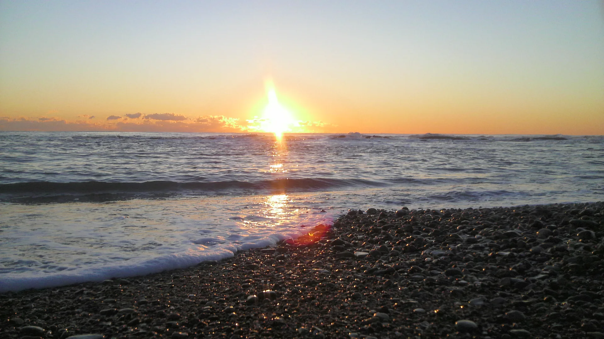 大洗の海辺から望む太平洋の日の出