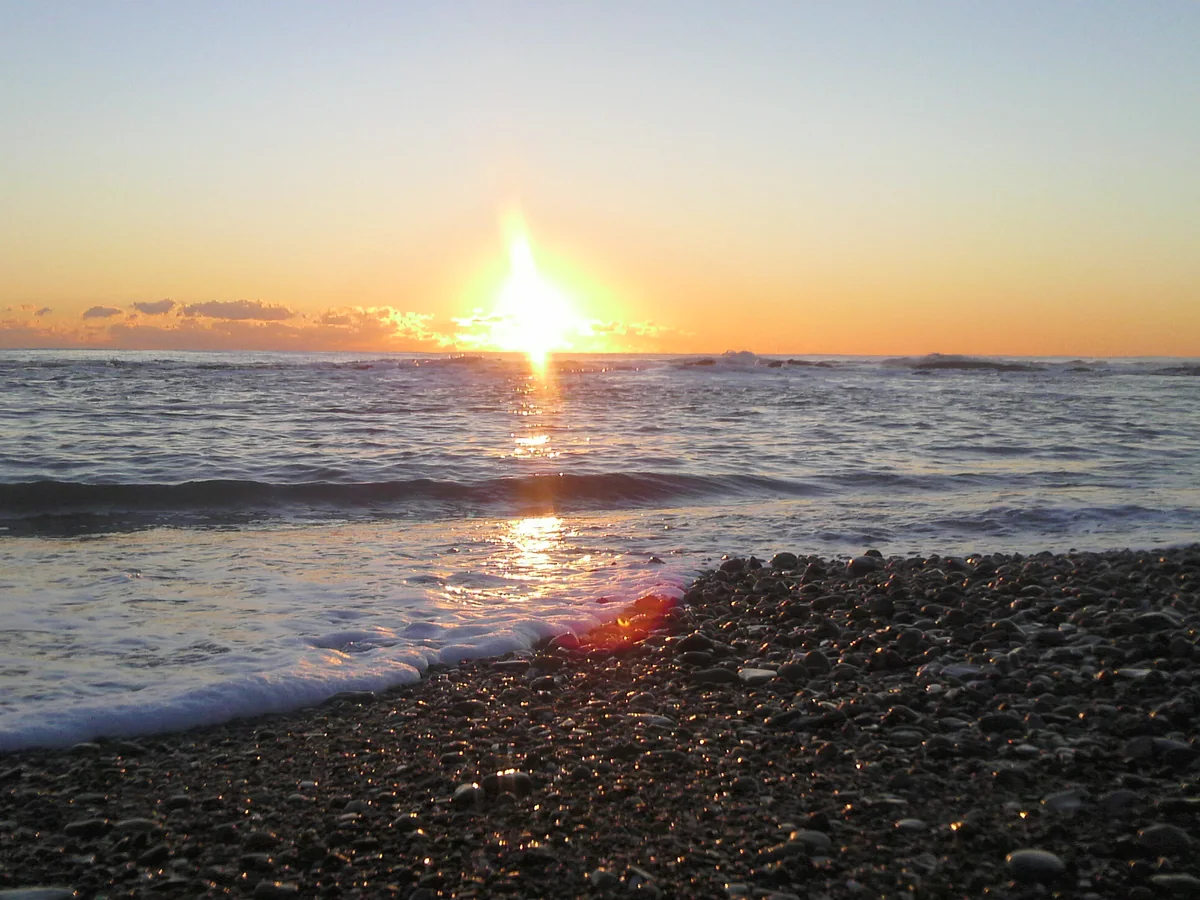 大洗の海岸と朝日